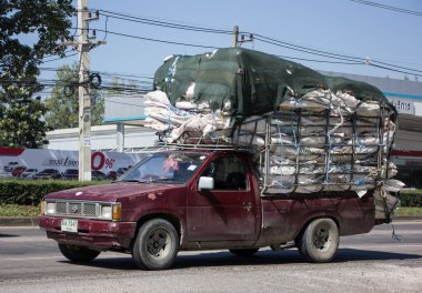Chiangmai, Tayland - 13 Kasım 2020: Özel pikap, Nissan Big M. 1001 numaralı yolda, Chiangmai İş Alanına 8 km uzaklıkta..