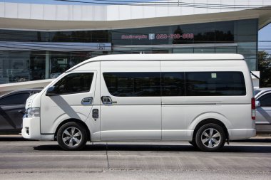 Chiangmai, Tayland - 13 Kasım 2020: özel Toyota banliyö aracı. Fotoğraf 121 no 'lu yolda, Chiangmai Tayland şehir merkezinden yaklaşık 8 km uzaklıkta..