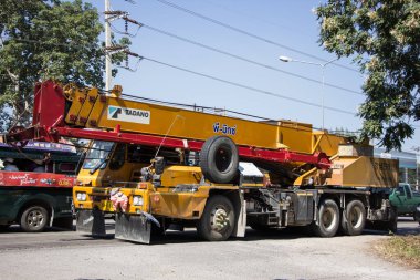 Chiangmai, Tayland - 21 Kasım 2020 P MIX Crane Şirketi 'nden TADANO Crane Truck. Fotoğraf 121 no 'lu yolda, Chiangmai, Tayland şehir merkezinden yaklaşık 8 km uzaklıkta..
