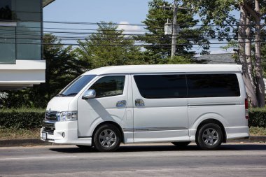 Chiangmai, Tayland - 21 Kasım 2020: er Toyota Ventury minibüsü. 1001 no 'lu yolda, Chiangmai İş Alanından 8 km uzakta..
