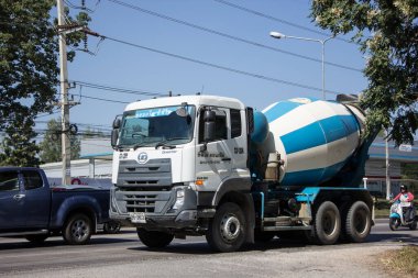 Chiangmai, Tayland - 21 Kasım 2020 TPI taşımacılık çimento kamyonu. Fotoğraf 1001 nolu yolda. Şehir merkezine 8 km uzaklıkta, Tayland..