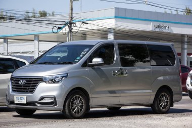 Chiangmai, Tayland - 21 Kasım 2020: Hyundai Kore 'den özel lüks minibüs. Yeni Hyundai H1. 1001 numaralı yolda, Chiangmai şehrinden 8 km uzakta..