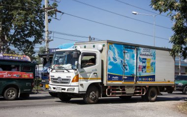 Chiangmai, Tayland - 21 Kasım 2020: Er Hino Kargo Truck. Fotoğraf 1001 nolu yolda, Chiangmai, Tayland 'a 8 km uzaklıkta..