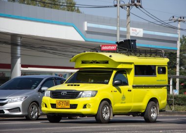 Chiangmai, Tayland - 23 Kasım 2020: Sarı kamyonet taksisi Chiangmai, şehir ve Jpm Thong arasında servis. Fotoğraf 121 no 'lu yolda, Chiangmai, Tayland şehir merkezinden yaklaşık 8 km uzaklıkta..