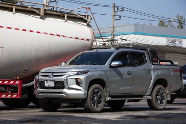 Chiangmai, Tayland - 23 Kasım 2020, özel araba, New Mitsubishi Triton kamyonet. 1001 no 'lu yolda, Chiangmai İş Alanından 8 km uzakta..