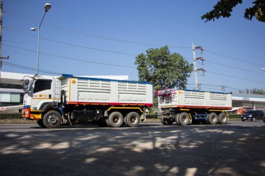 Chiangmai, Tayland - 23 Kasım 2020: Payawan Nakliye Şirketi 'nin karavan kamyonu. Fotoğraf 121 numaralı yolda, Chiangmai, Tayland 'a 8 km uzaklıkta..