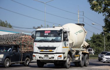Chiangmai, Tayland - 23 Kasım 2020 SCP Beton çimento kamyonu. Fotoğraf 1001 no 'lu yolda, Chiangmai, Tayland şehir merkezinden yaklaşık 8 km uzaklıkta..