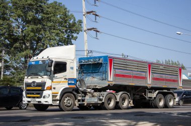 Chiangmai, Tayland - 23 Kasım 2020 Piboon Beton karavan kamyonu. 1001 numaralı yolda, Chiangmai şehrinden 8 km uzakta..