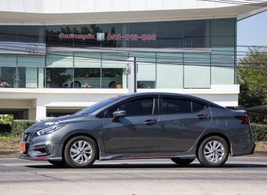 Chiangmai, Tayland - 27 Kasım 2020: Private Eco car, New Nissan Almera. Fotoğraf 121 no 'lu yolda, Chiangmai, Tayland şehir merkezinden yaklaşık 8 km uzaklıkta..
