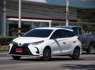 Chiangmai, Tayland - 27 Kasım 2020: Toyota Yaris Eco Car 'ın Yeni Önü. Fotoğraf 121 no 'lu yolda, Chiangmai Tayland şehir merkezinden yaklaşık 8 km uzaklıkta..