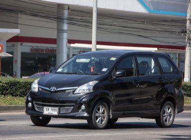 Chiangmai, Tayland - 27 Kasım 2020: er Toyota Avanza araba. Urbun Kullanıcı için mini SUV Car. Fotoğraf 121 no 'lu yolda, Chiangmai Tayland şehir merkezinden yaklaşık 8 km uzaklıkta..