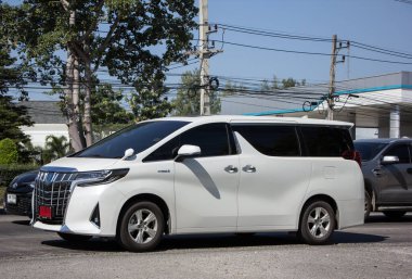 Chiangmai, Tayland - 27 Kasım 2020: Er Toyota Velfile Van Car. Fotoğraf 121 numaralı yolda, Chiangmai, Tayland 'a 8 km uzaklıkta..