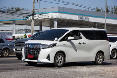 Chiangmai, Tayland - 27 Kasım 2020: Er Toyota Velfile Van Car. Fotoğraf 121 numaralı yolda, Chiangmai, Tayland 'a 8 km uzaklıkta..