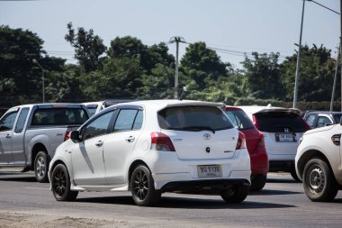 Chiangmai, Tayland - 27 Kasım 2020: Özel araba toyota Yaris Hatchback Eco Car. Fotoğraf 121 no 'lu yolda, Chiangmai Tayland şehir merkezinden yaklaşık 8 km uzaklıkta..
