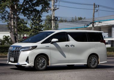 Chiangmai, Tayland - 27 Kasım 2020: Er Toyota Velfile Van Car. Fotoğraf 121 numaralı yolda, Chiangmai, Tayland 'a 8 km uzaklıkta..