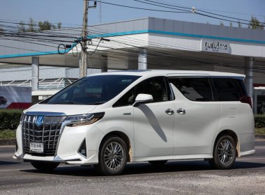 Chiangmai, Tayland - 27 Kasım 2020: Er Toyota Velfile Van Car. Fotoğraf 121 numaralı yolda, Chiangmai, Tayland 'a 8 km uzaklıkta..