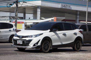 Chiangmai, Tayland - 27 Kasım 2020: Özel araba toyota Yaris Hatchback Eco Car. Fotoğraf 121 no 'lu yolda, Chiangmai Tayland şehir merkezinden yaklaşık 8 km uzaklıkta..