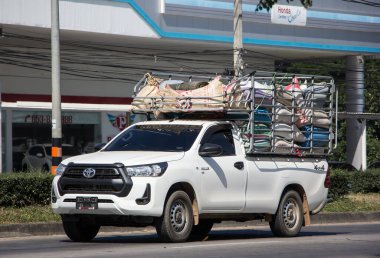 Chiangmai, Tayland - 27 Kasım 2020: Özel pikap Toyota Hilux Revo. 1001 numaralı yolda, Chiangmai şehrinden 8 km uzakta..