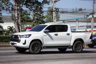 Chiangmai, Tayland - 27 Kasım 2020: Özel pikap Toyota Hilux Revo. 1001 numaralı yolda, Chiangmai şehrinden 8 km uzakta..