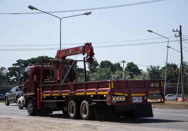 Chiangmai, Tayland - 27 Kasım 2020: Er Hino Crane Truck. 1001 no 'lu yolda. Chiangmai İş Alanından 18 km uzakta..