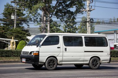 Chiangmai, Tayland - 30 Kasım 2020: Er Toyota Hiace eski Van Car. 1001 numaralı yolda, Chiangmai şehrinden 8 km uzakta..