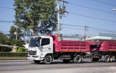 Chiangmai, Tayland - 30 Kasım 2020 Thanachai Şirketi 'nin karavan kamyonu. 1001 numaralı yolda, Chiangmai şehrinden 8 km uzakta..