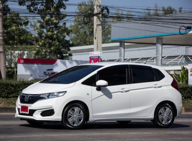 Chiangmai, Tayland - 30 Kasım 2020: özel şehir arabası Honda Jazz. Beş kapılı hatchback otomobil. Fotoğraf 121 no 'lu yolda, Chiangmai Tayland şehir merkezinden yaklaşık 8 km uzaklıkta..