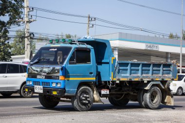 Chiangmai, Tayland - 30 Kasım 2020: Er Isuzu Çöp Kamyonu. 1001 no 'lu yolda. Chiangmai İş Alanından 18 km uzakta..