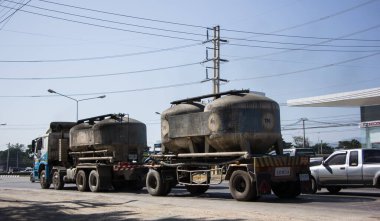 Chiangmai, Tayland - 30 Kasım 2020 TPI taşımacılık çimento kamyonu. Fotoğraf 1001 nolu yolda. Şehir merkezine 8 km uzaklıkta, Tayland..