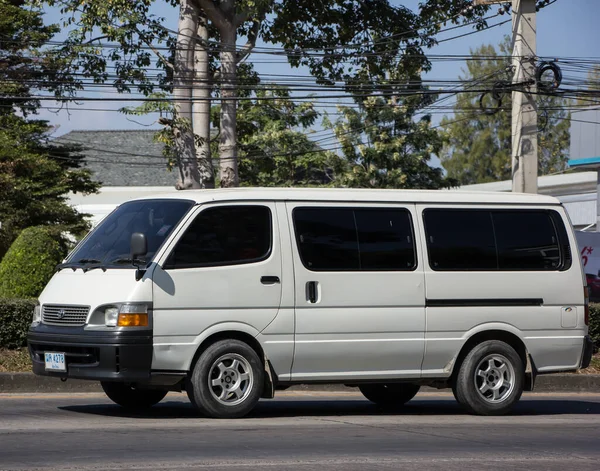 Chiangmai, Tayland - 15 Aralık 2020: Er Toyota Hiace eski Van Car. 1001 numaralı yolda, Chiangmai şehrinden 8 km uzakta..