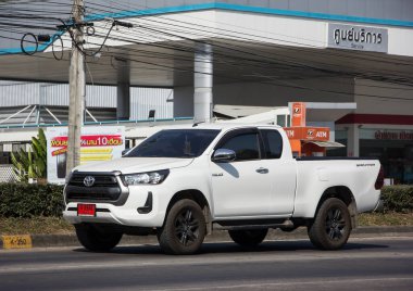 Chiangmai, Tayland - 17 Aralık 2020: Özel pikap Toyota Hilux Revo. 1001 numaralı yolda, Chiangmai şehrinden 8 km uzakta..