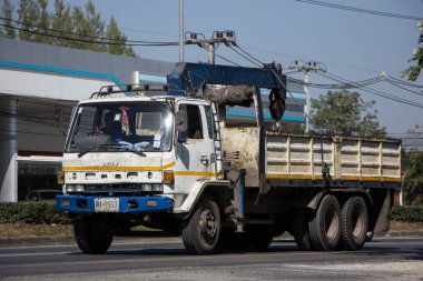 Chiangmai, Tayland - 24 Aralık 2020: Er Isuzu Crane Truck. 1001 no 'lu yolda. Chiangmai İş Alanından 18 km uzakta..