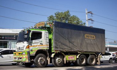 Chiangmai, Tayland - 24 Aralık 2020: Er Hino Kargo Truck. Fotoğraf 1001 nolu yolda, Chiangmai, Tayland 'a 8 km uzaklıkta..