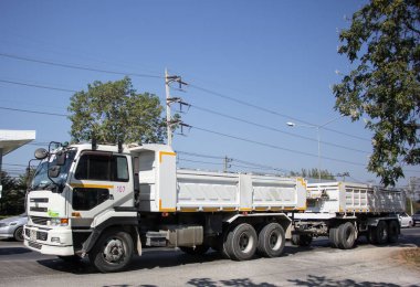 Chiangmai, Tayland - 5 Ocak 2021: Özel Nissan UD Kargo Truck. Fotoğraf 1001 nolu yolda, Chiangmai, Tayland 'a 8 km uzaklıkta..