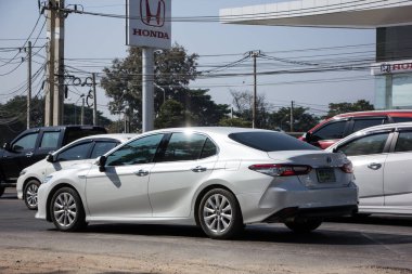 Chiangmai, Tayland - 5 Ocak 2021 Özel araba Toyota Camry. 1001 no 'lu yolda. Chiangmai İş Alanından 18 km uzakta..