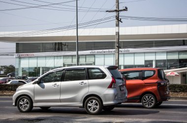 Chiangmai, Tayland - 19 Ocak 2021: Er Toyota Avanza arabası. Urbun Kullanıcı için mini SUV Car. Fotoğraf 121 no 'lu yolda, Chiangmai Tayland şehir merkezinden yaklaşık 8 km uzaklıkta..