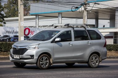 Chiangmai, Tayland - 19 Ocak 2021: Er Toyota Avanza arabası. Urbun Kullanıcı için mini SUV Car. Fotoğraf 121 no 'lu yolda, Chiangmai Tayland şehir merkezinden yaklaşık 8 km uzaklıkta..