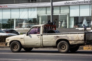 Chiangmai, Tayland - 19 Ocak 2021: özel eski pikap, Toyota Hilux Mighty X. 1001 numaralı yolda, Chiangmai şehrinden 8 km uzakta..