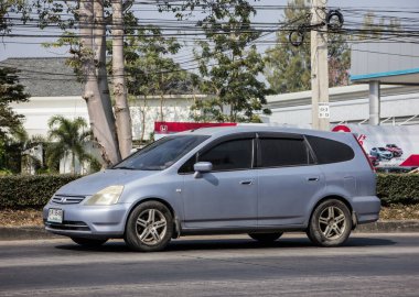 Chiangmai, Tayland - 19 Ocak 2021: Private Old Honda Odyssey minibüsü. Fotoğraf 121 numaralı yolda, Chiangmai, Tayland 'a 8 km uzaklıkta..