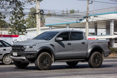 Chiangmai, Tayland - 19 Ocak 2021: özel pikap, Ford Ranger Raptor. 1001 numaralı yolda, Chiangmai şehrinden 8 km uzakta..
