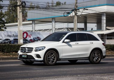 Chiangmai, Tayland - 19 Ocak 2021: özel SUV arabası, Benz GLC200. Fotoğraf 1001 nolu yolda, Chiangmai, Tayland 'a 8 km uzaklıkta..