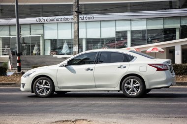 Chiangmai, Tayland - 19 Ocak 2021 Özel araba, Nissan Teana. 1001 no 'lu yolda, şehrin kuzeyinde, Chiangmai Merkezi' ne yaklaşık 8 km uzaklıkta..