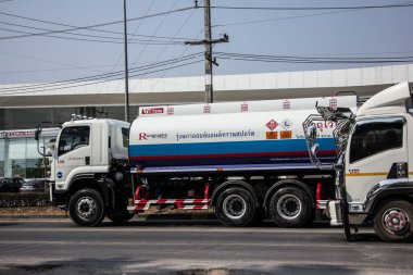 Chiangmai, Tayland - 19 Ocak 2021 Rung Napha Petrol Nakliye Şirketi 'nin petrol kamyonu. 1001 nolu yolda, Chiangmai şehrinden 8 km uzakta..