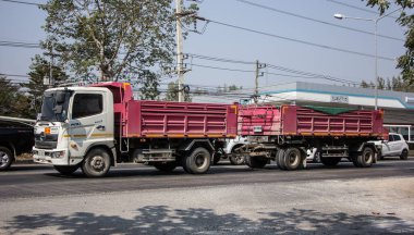 Chiangmai, Tayland - 19 Ocak 2021 Thanachai Şirketi 'nin karavan kamyonu. 1001 numaralı yolda, Chiangmai şehrinden 8 km uzakta..