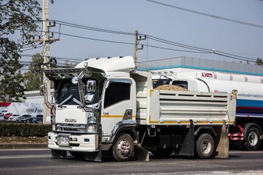 Chiangmai, Tayland - 19 Ocak 2021: Er Isuzu Çöp Kamyonu. 1001 no 'lu yolda. Chiangmai İş Alanından 18 km uzakta..