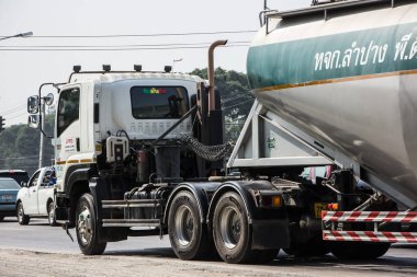 Chiangmai, Tayland - 19 Ocak 2021 LPPD şirketinin çimento kamyonu. 1001 numaralı yolda, Chiangmai şehrinden 8 km uzakta..