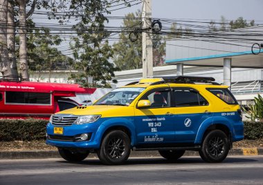 Chiangmai, Tayland - 19 Ocak 2021: Şehir taksisi Meter Chiangmai, Toyota Fortuner, şehirde hizmet. Fotoğraf 1001 nolu yolda, Chiangmai, Tayland 'a 8 km uzaklıkta..