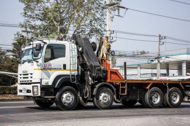 Chiangmai, Tayland - 19 Ocak 2021: Er Isuzu Crane Truck. 1001 no 'lu yolda. Chiangmai İş Alanından 18 km uzakta..