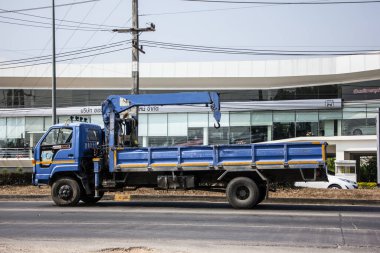 Chiangmai, Tayland - 19 Ocak 2021: Er Isuzu Crane Truck. 1001 no 'lu yolda. Chiangmai İş Alanından 18 km uzakta..