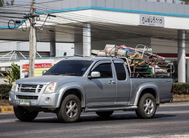 Chiangmai, Tayland - 19 Ocak 2021: Er Isuzu Dmax kamyonet. 1001 no 'lu yolda. Chiangmai şehrinden 18 km uzakta..